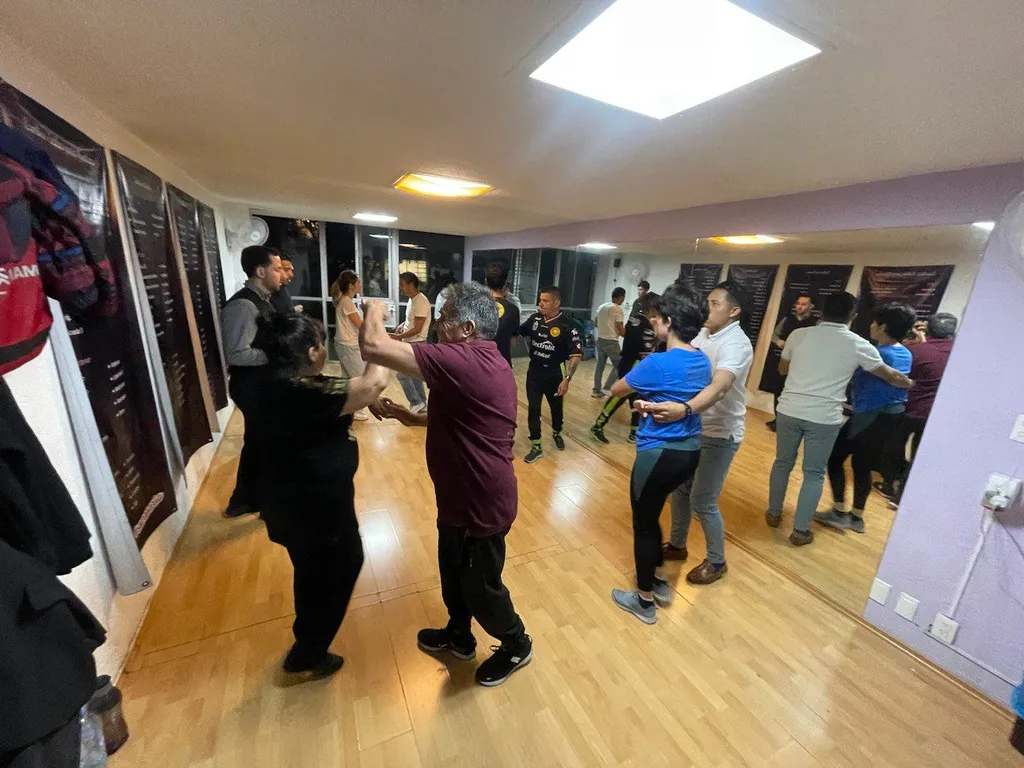 Alumnos de la academia de baile ARIA practicando con otros alumnos