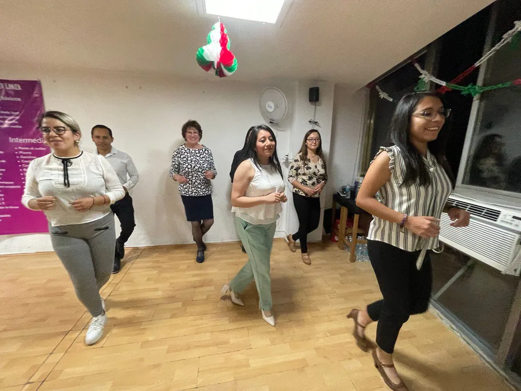 Un grupo de amigos disfrutando de su clase de salsa en Academia de baile ARIA
