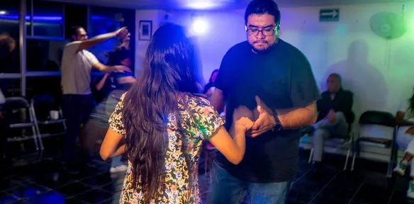 Bailando salsa en un evento de la academia