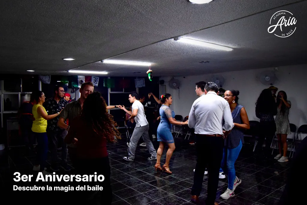 Alumnos practicando sus pasos de baile en evento de aniversario ARIA