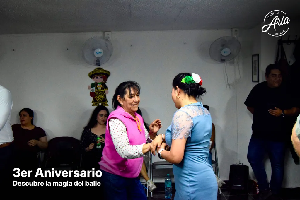 Abi (directora) bailando cumbia con alumna