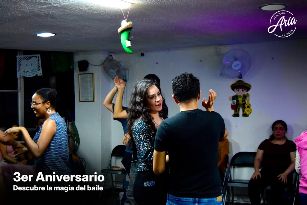 Alumno e instructora de baile disfrutando en la pista de baile