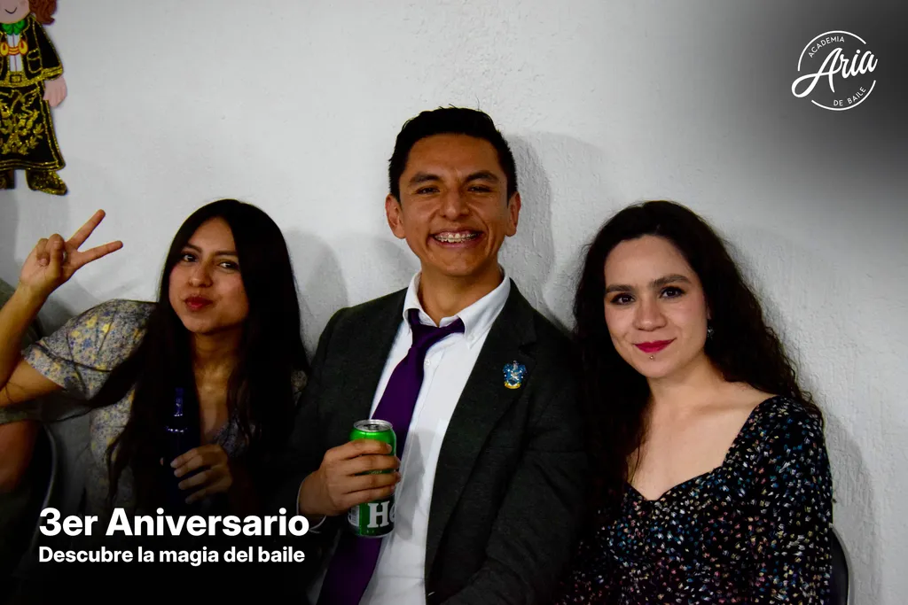 Evelyn y Daniela (instructoras) con Javi