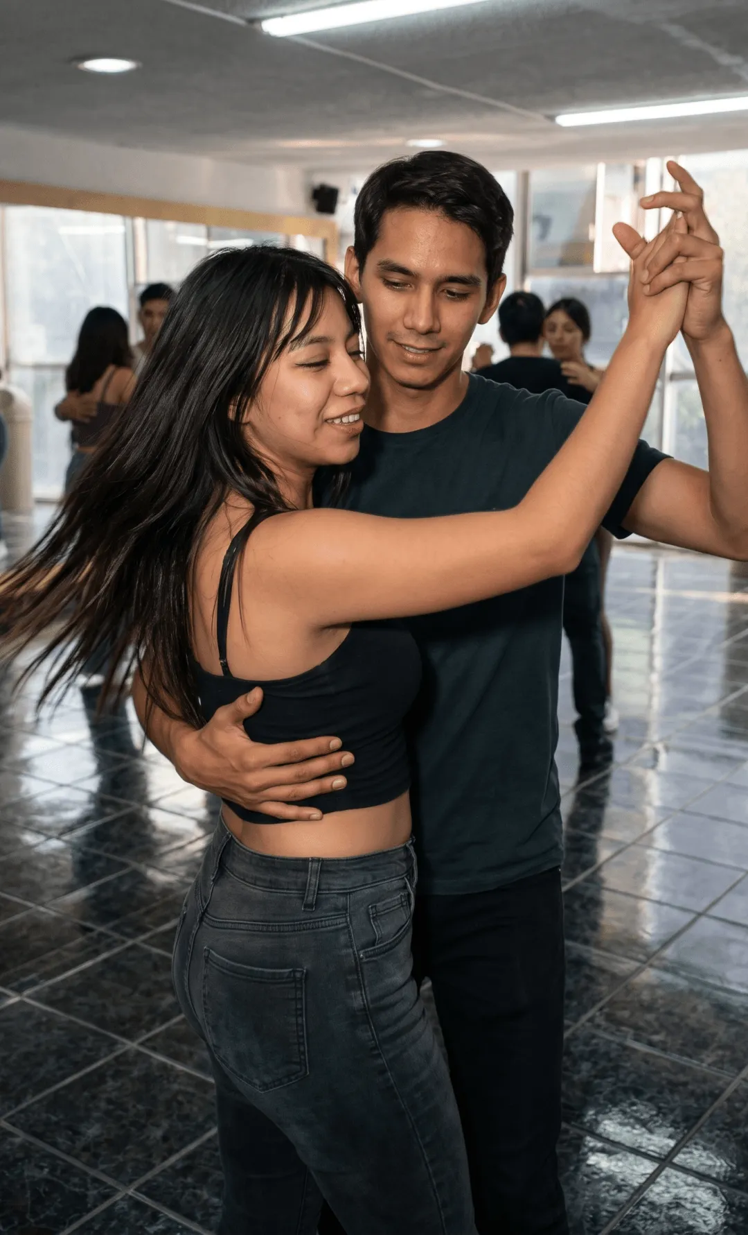 Alumnos bailando con sus instructores y practicando en Academia de baile ARIA
