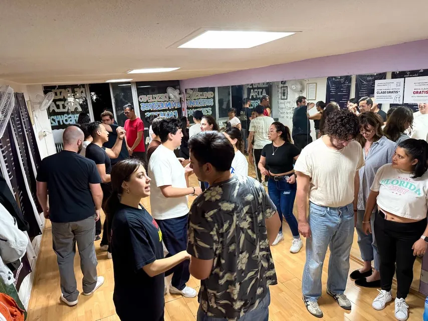 Clases de baile grupales vs. semi-personalizadas: Pros y contras