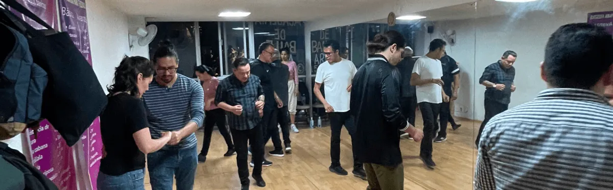 Alumnos en su clase con instructores de Academia de baile ARIA