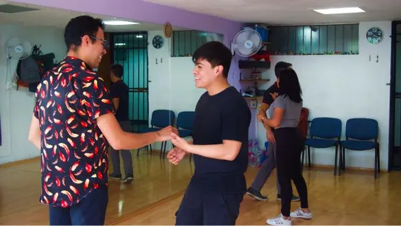 Alumno practicando vueltas de cumbia en Academia de baile ARIA