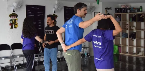 Aprende a bailar para que no te quedes sentado en las fiestas