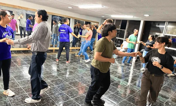 Alumnos disfrutando de su clase de baile en Academia de baile ARIA