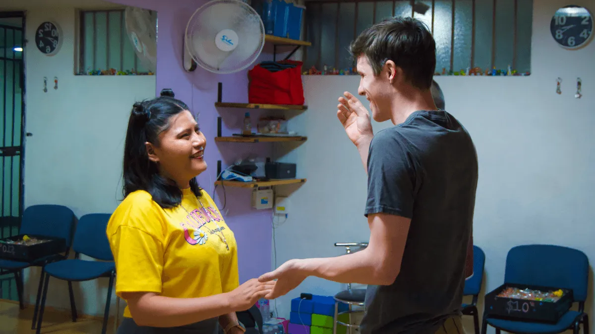 Instructora practicando baile con alumno en Academia de baile ARIA
