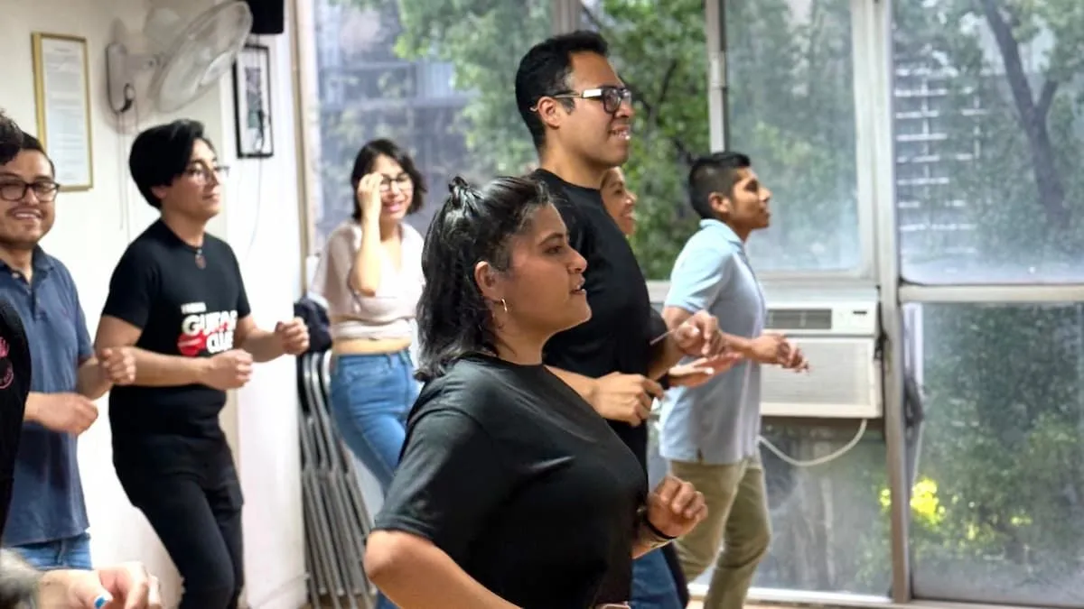Grupo de personas en sus clases de baile
