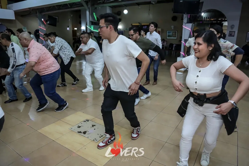 Instructores de la Academia de baile ARIA en una de las clases en Lovers
