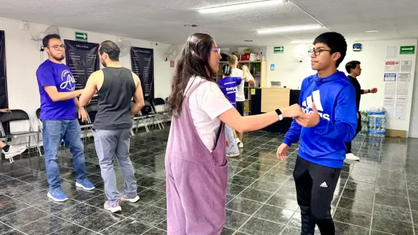 Alumnos aprendiendo a bailar a su propio ritmo con sus instructores