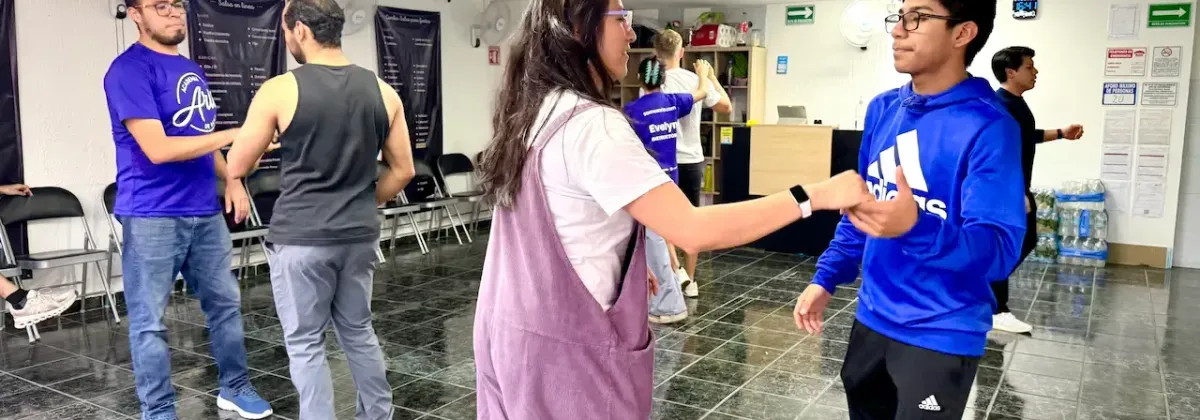 Alumnos en sus clases de baile con Academia de baile ARIA