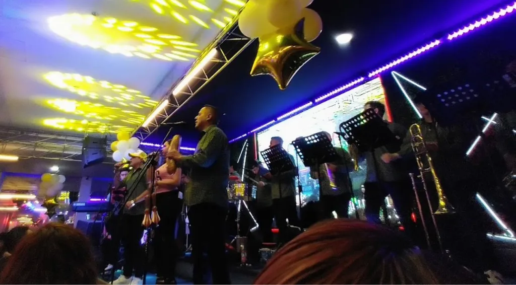 Disfruta de una noche de baile en el Salón Caribe