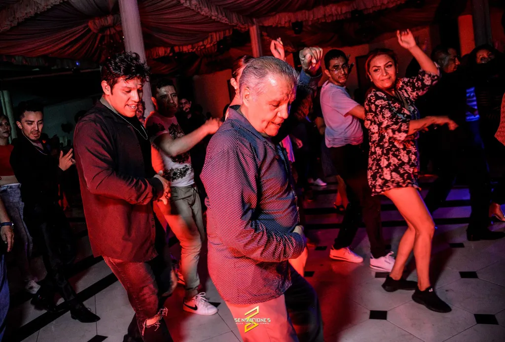 Personas disfrutando de una clase de baile en Sensaciones Social