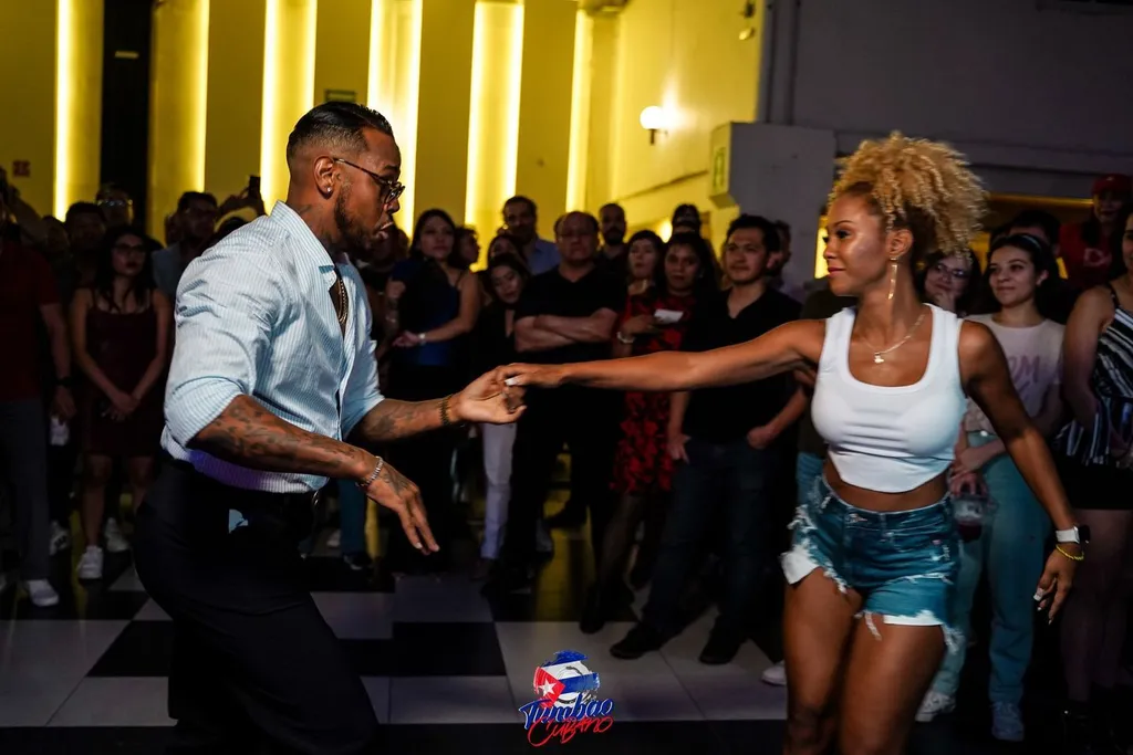 Pareja disfrutando al ritmo de la salsa cubana en Tumbao Cubano