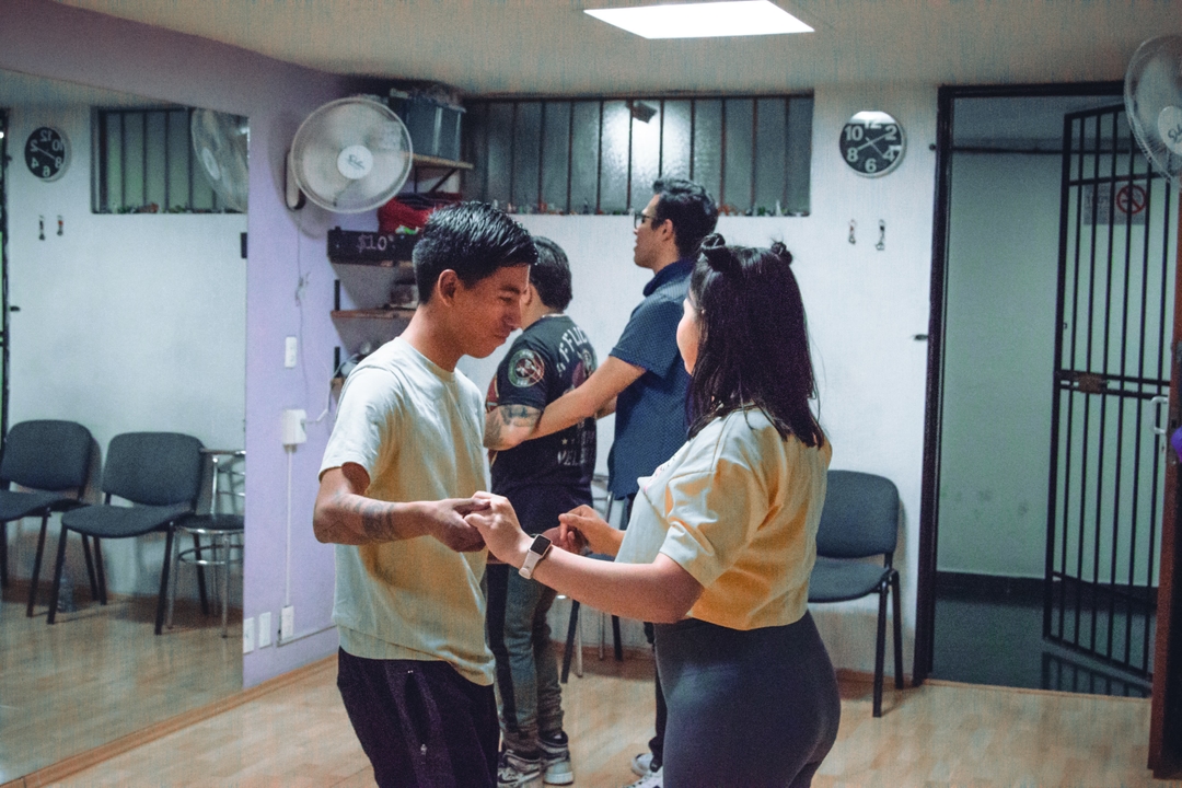 Alumno practicado bachata con su instructora de baile en Academia de baile ARIA