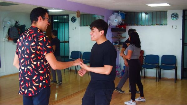 Aprende a bailar cumbia para las fiestas en Academia de baile ARIA