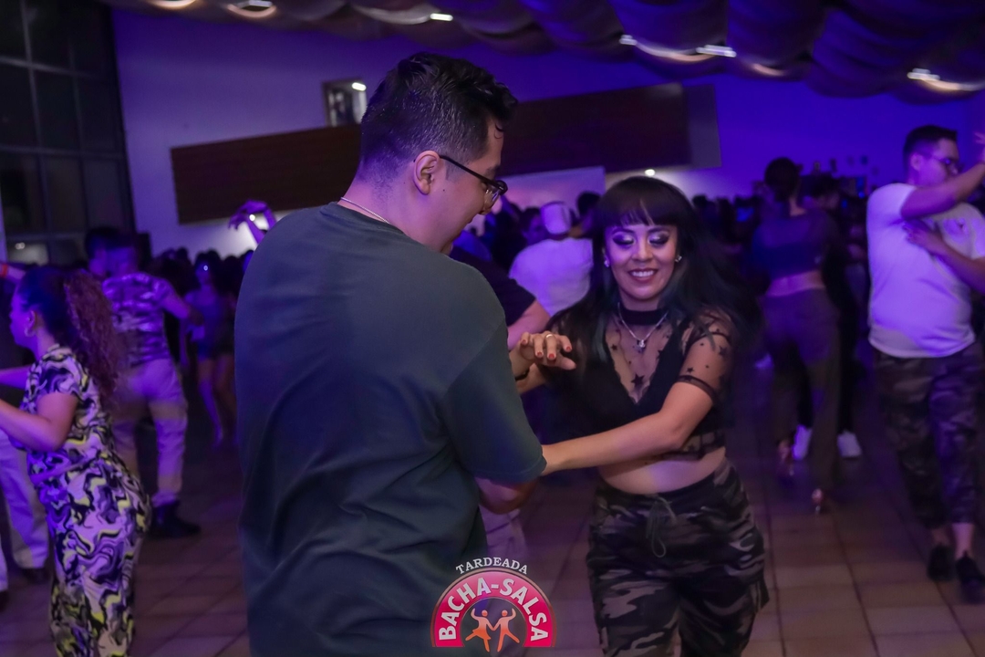 Pareja bailando en el evento Tardeada Bacha-Salsa en CDMX