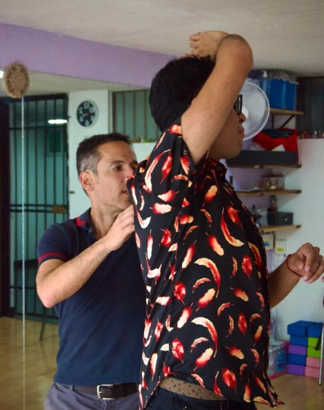 Instructor bailando con alumno